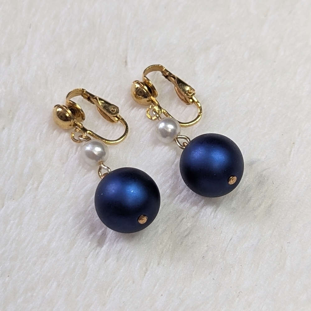 Vintage Colbalt Blue and Goldtone Clip Earrings with a Faux Pearl Accent - Picture 5 of 5